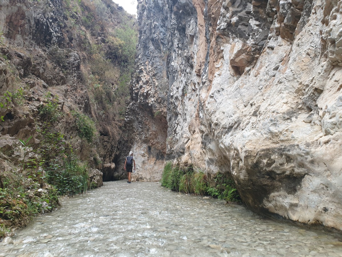 Išskirtinis žygio maršrutas brendant upės vaga pro įspūdingus tarpeklius, krioklius ir baseinus Nerjos&nbsp;apylinkėse