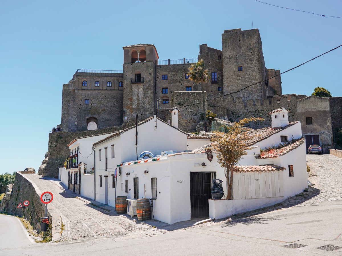 Kaimas tvirtovėje, didžiulė smėlio kopa, miestai – maži ir dideli Kadiso provincijos&nbsp;lobiai